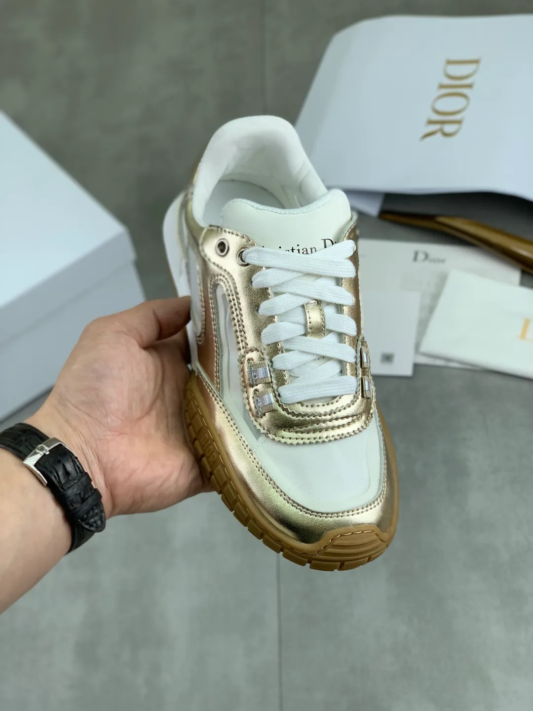 Men's men's shoes P520 new Dior Tech sneakers 2026 early spring series new products, with fashionable details, highlighting retro aesthetics. The light beige anti-suede cow leather upper is spliced ​​with apricot transparent mesh fabric on the side. The upper window edge is adhered with high-frequency flat ironing and back-pressure. It replicates the original craftsmanship, making it beautiful and comfortable without falling off. The interior is made of sheep lining of the same color, which is soft and comfortable. The heel and tongue are embellished with the Paris logo. The textured TPU soles with the same color logo. The high-end version is exquisitely packaged, adding a high-end style.  Code number: 35-46